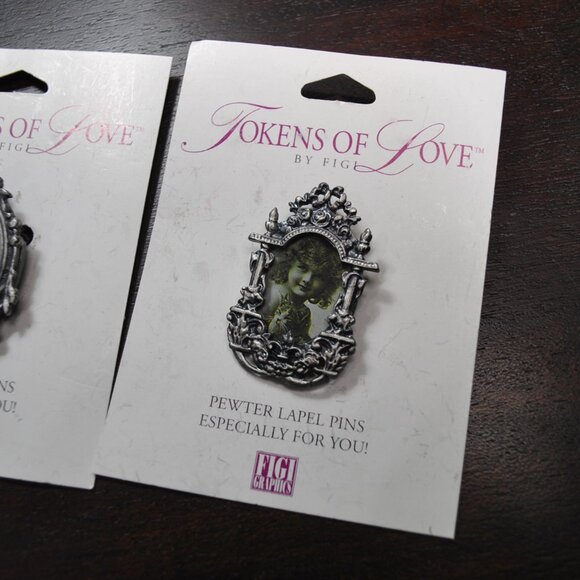 Vintage Pair of Tokens of Love by Figi Photo Frame Brooches NOS - Picture 3 of 7